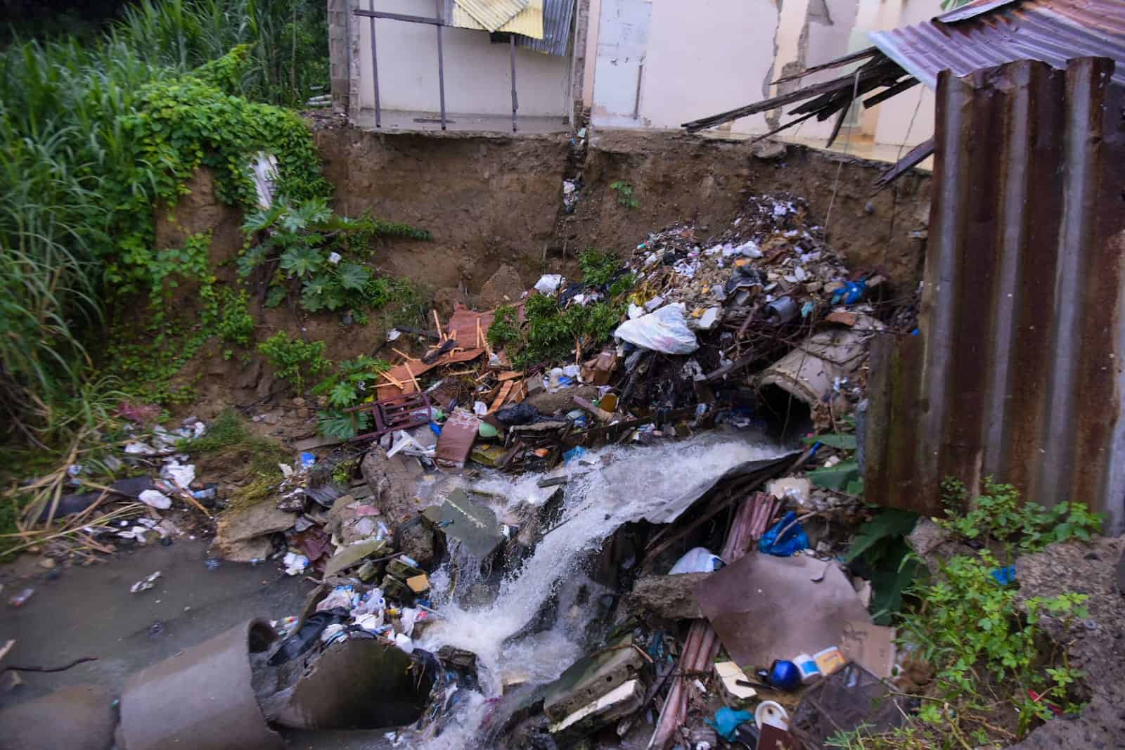 La basura acumulada en las zonas más vulnerables, como en este barrio de Santiago de los Caballeros, es una imagen que se repite en otras partes del país.