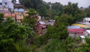 Residentes en zonas de alto riesgo en Santiago permanecen en sus hogares