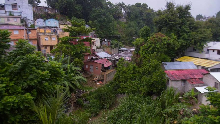 Residentes en zonas de alto riesgo en Santiago permanecen en sus hogares