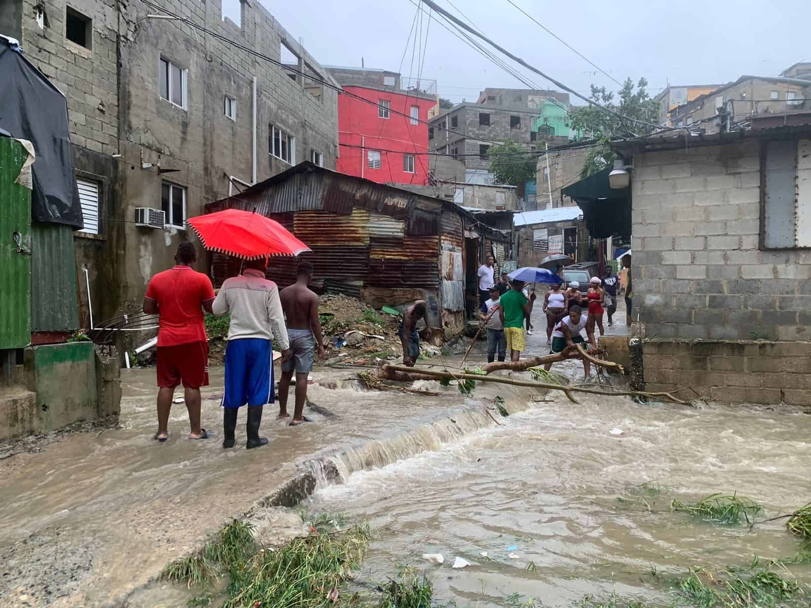 Los vecinos de Los Ríos, en Santo Domingo Norte, presenciaron el desborde de sus principales cañadas.