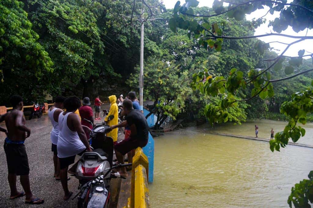 Jóvenes bañándose en inundaciones durante tormenta