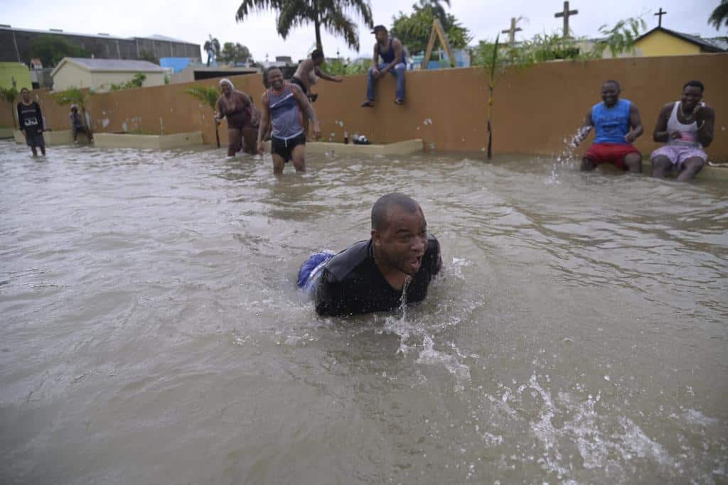 Jóvenes bañándose en inundaciones en medio de la tormenta Franklin