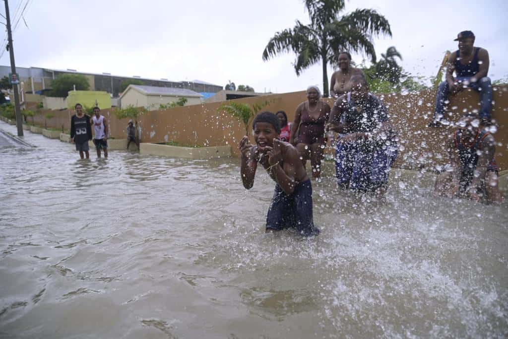 Jóvenes bañándose en inundaciones