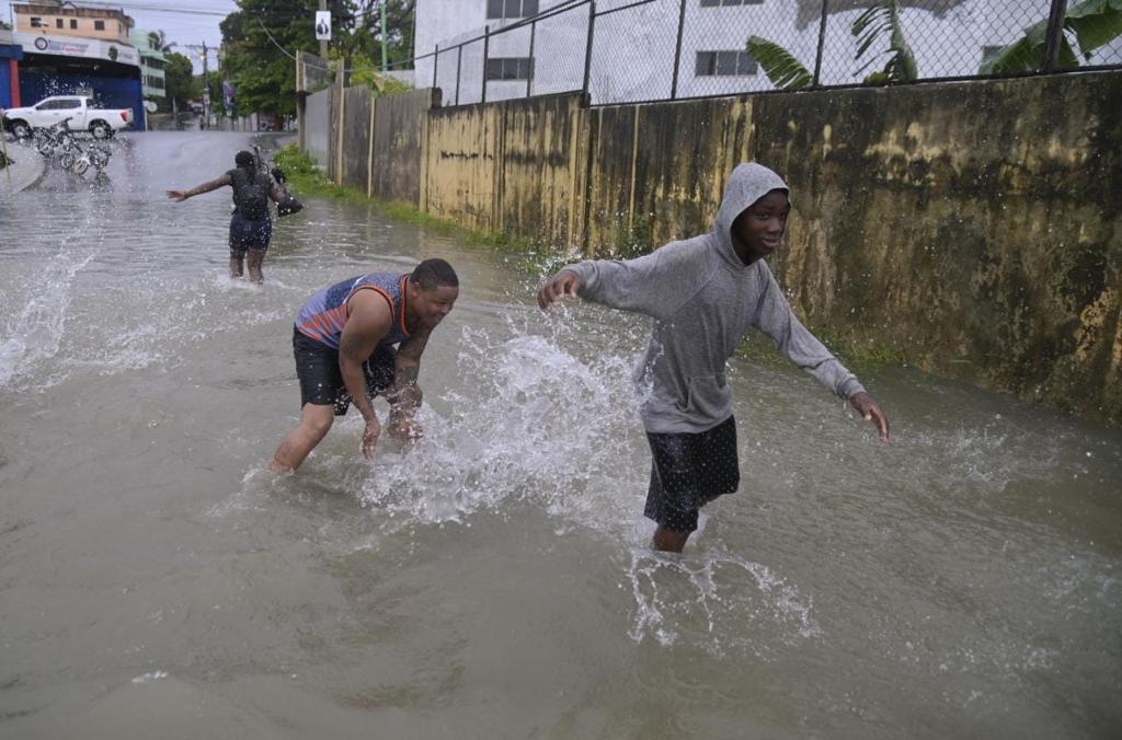 Jvenes bañándose en inundaciones