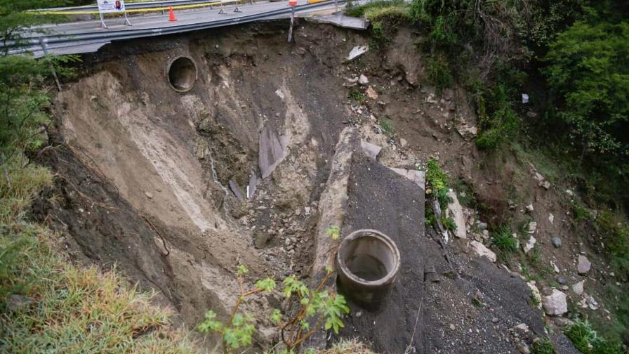 Se produce derrumbe en carretera hacia Ocoa por lluvias de Franklin