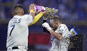 Lowe batea sencillo en la 10ma; Rays remontan y superan a Rockies