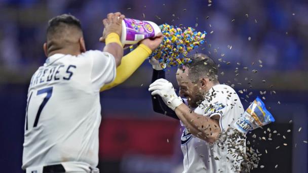 Lowe batea sencillo en la 10ma; Rays remontan y superan a Rockies