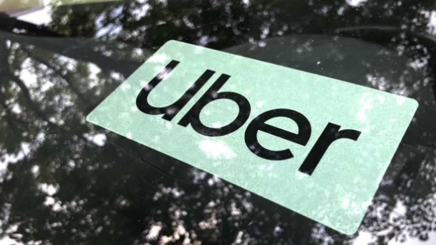 Uber de California eleva edad mínima de conductores a 25 años