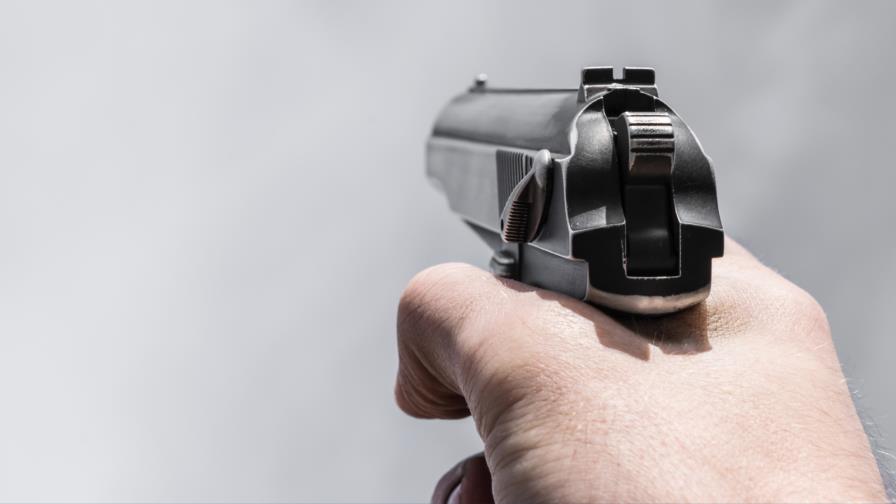 Policía mata profesora al escapársele disparo mientras intentaba apresar hombre en Tenares