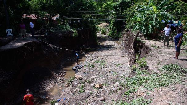 Desplazados por tormenta Franklin en San Cristóbal empiezan a retornar a sus hogares