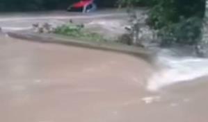 Río desbordado arrastra carro con sus ocupantes en Hato Mayor