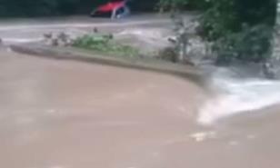 Río desbordado arrastra carro con sus ocupantes en Hato Mayor