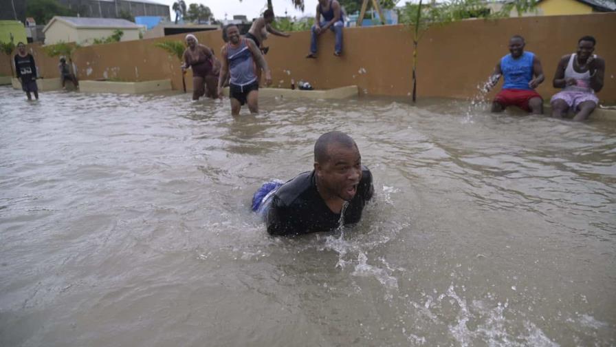 Consecuencias de salud que pueden tener los que se bañaron y "gozaron" las inundaciones de la tormenta