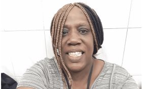 Mujer es hallada muerta a cuchilladas en la puerta de su apartamento en Nueva York