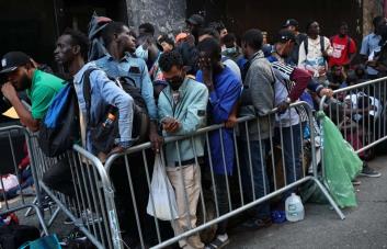 Nueva York recibió a 3,100 inmigrantes en una semana, los albergues se llenan rápidamente