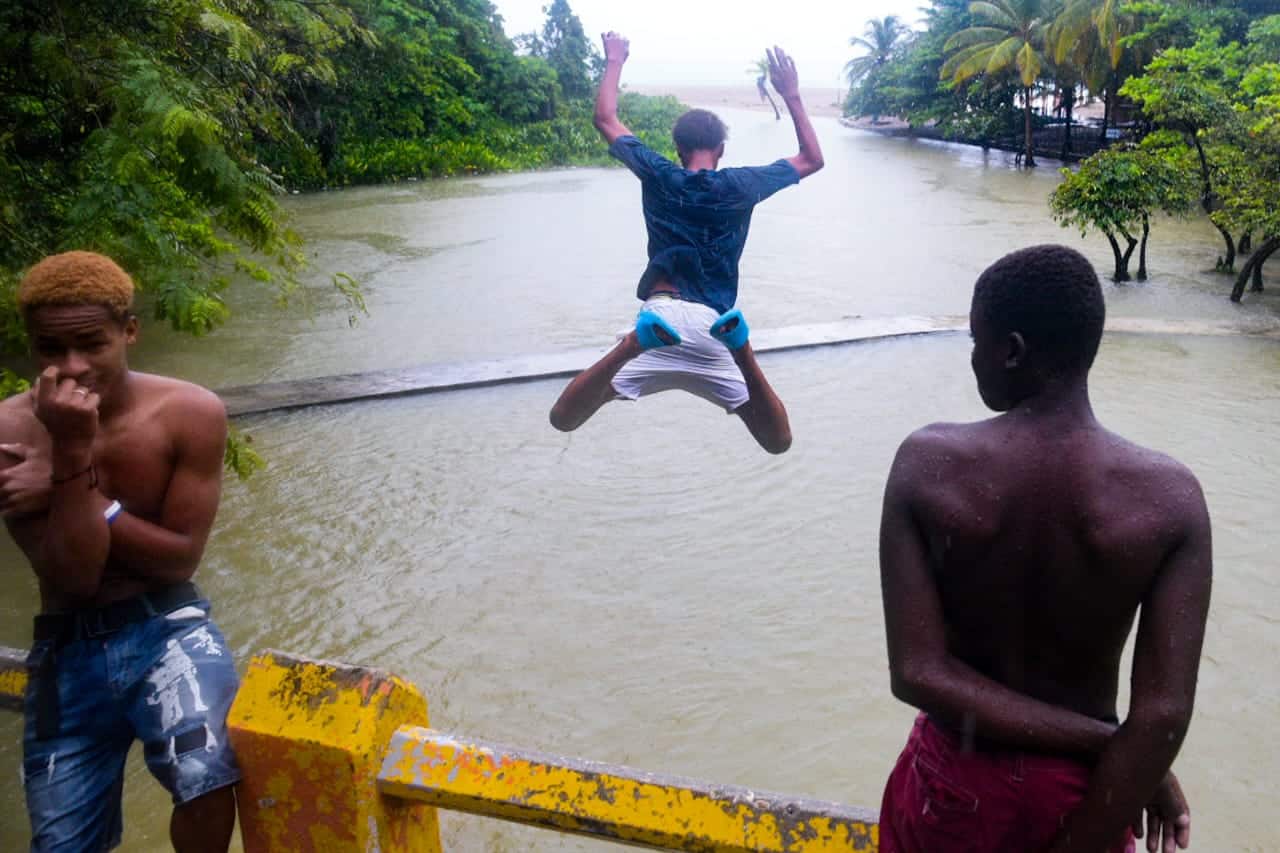 Un joven se lanza al río Los Patos, en Barahona, desafiando la advertencia de las autoridades de no utilizar balnearios durante la tormenta.