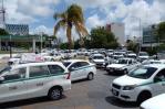 Conductores se enfrentan por control del transporte de turistas en Aeropuerto de Cancún, México