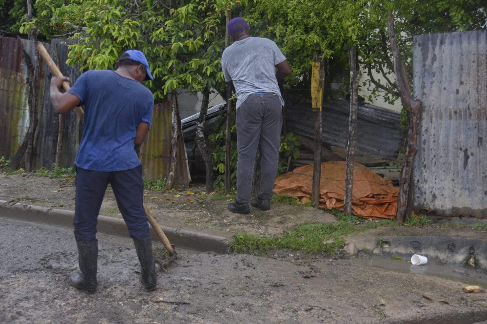 Ciudadanos retiran escombros para evitar inundaciones en Barrio Hato Viejo en Guerra.