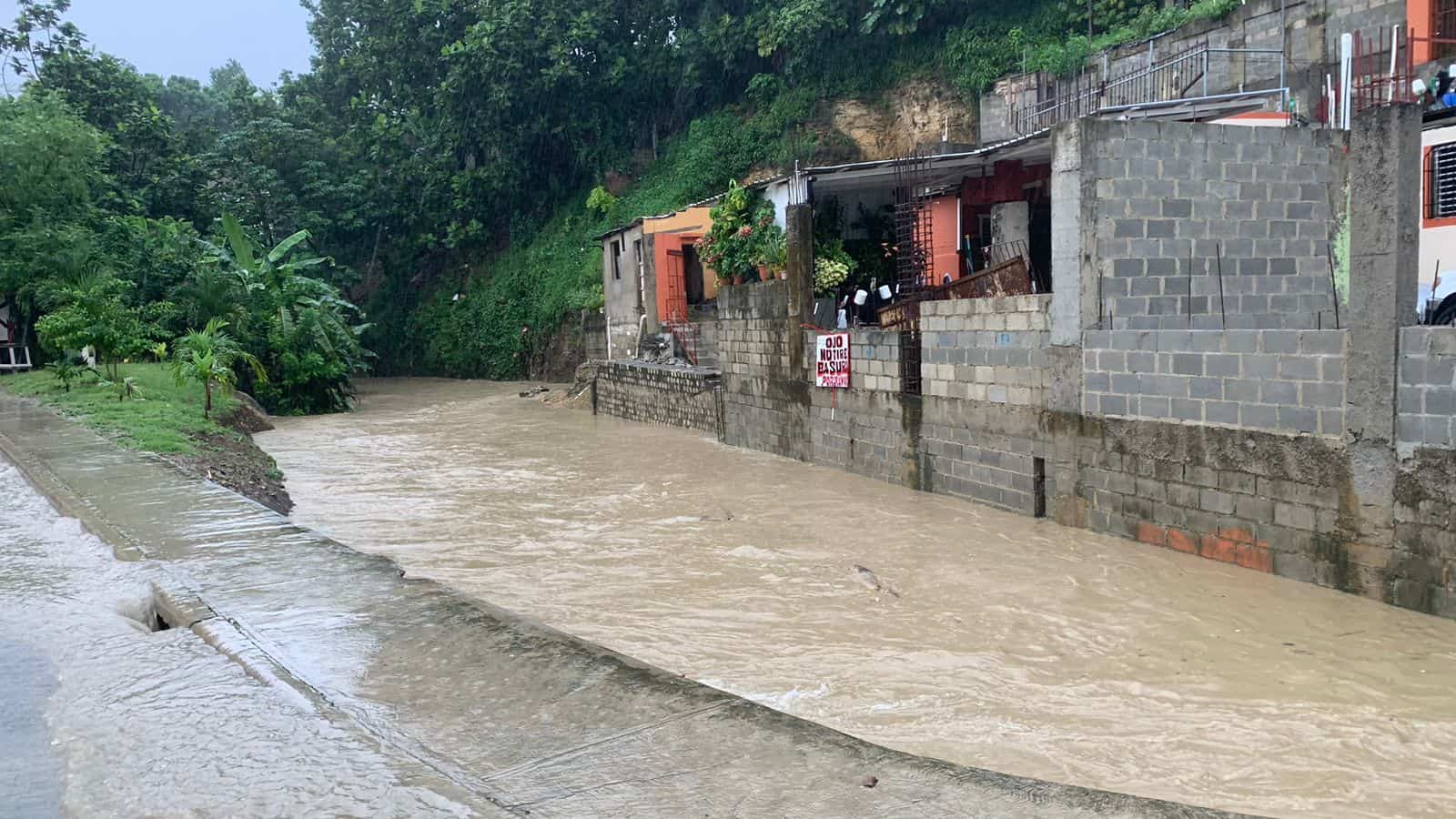 Desbordamiento de cañada en Arroyo Bonito, Manoguayabo.