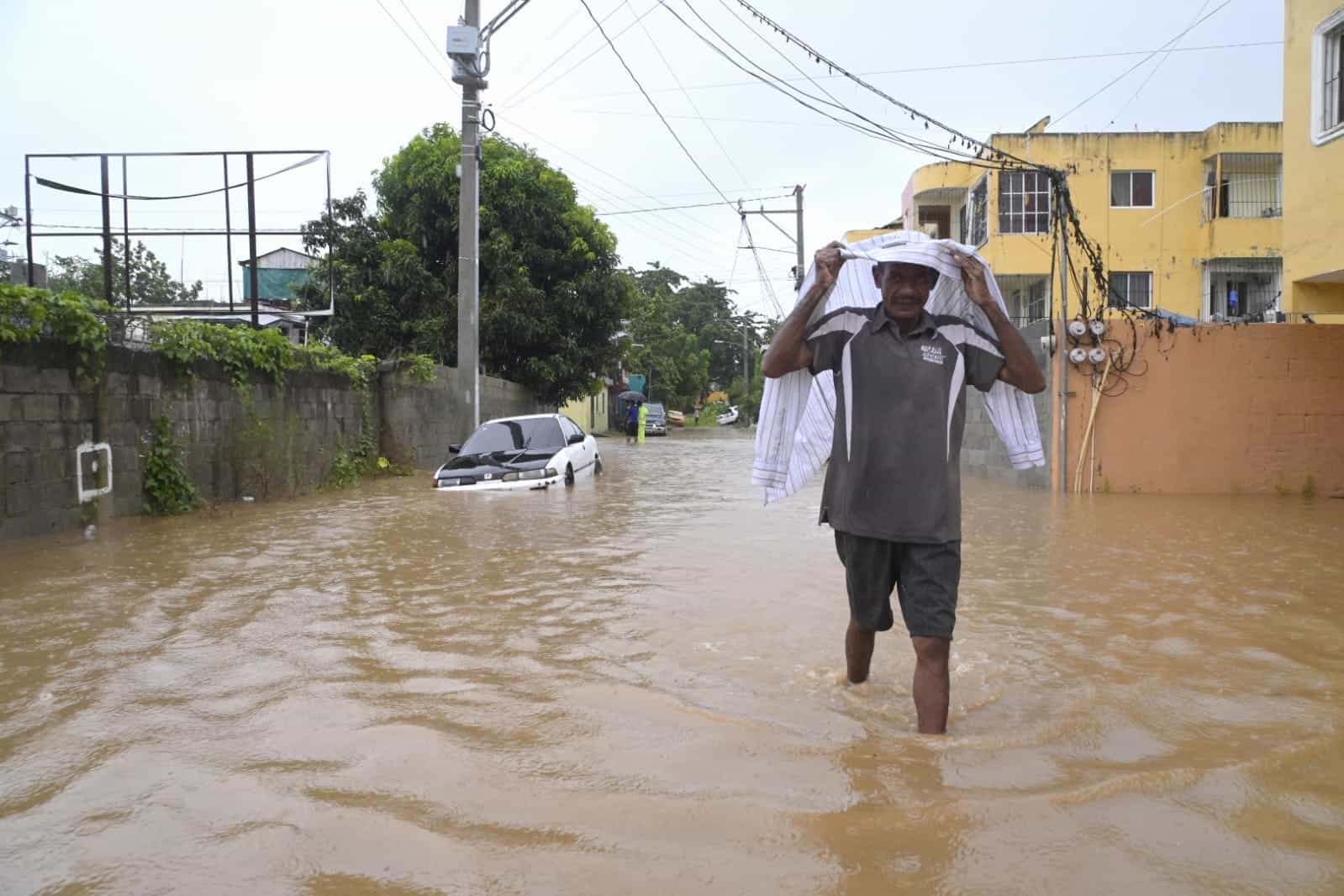 Tormenta Franklin afecta a la urbanización García en San Cristóbal.