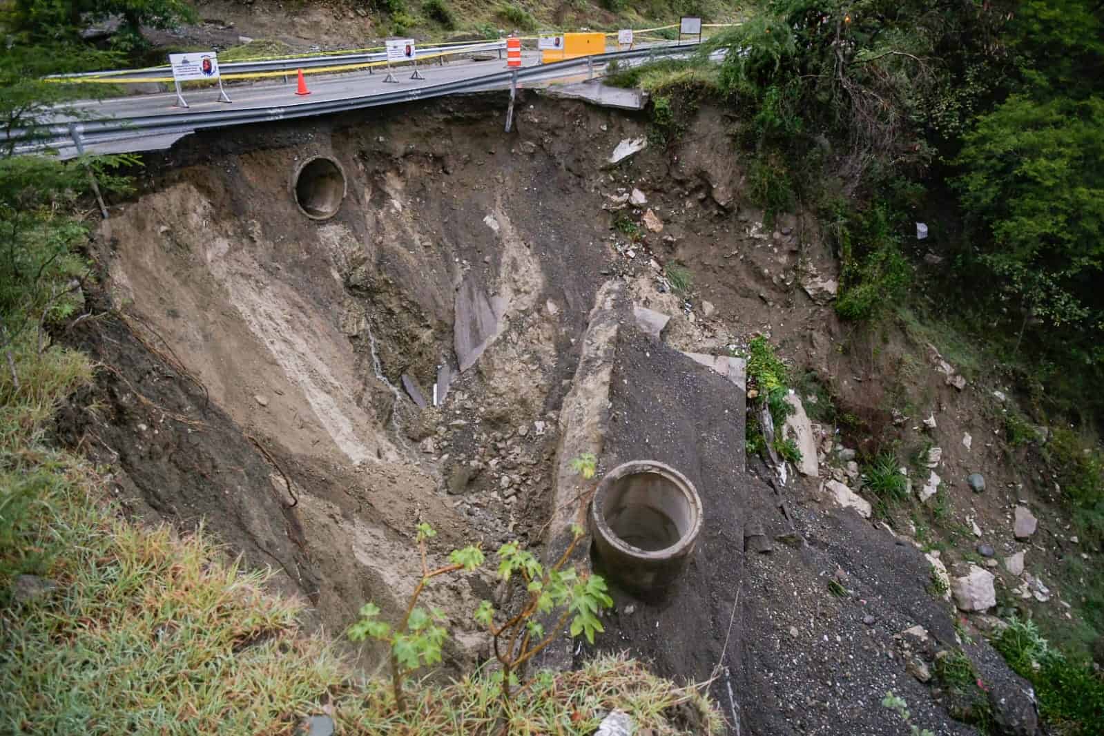 La saturación de los suelos a causa de las lluvias de Franklin provocaron un derrumbe en la carretera Ocoa-Cruce de Ocoa.