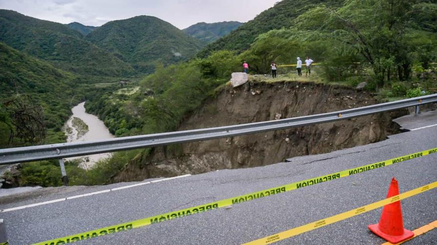 Con otro chin de agua no hay paso, ciudadanos piden rápida reparación de carretera de Ocoa