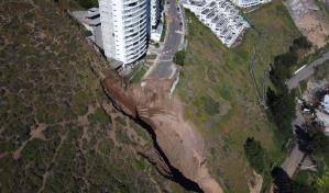 Lluvias provocan socavón que pone en peligro un edificio en Chile