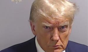 La desafiante mirada de Trump tras ser fichado en una prisión en Georgia