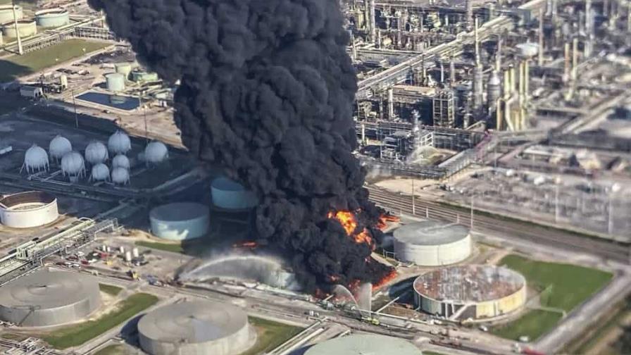 Incendio en refinería de Louisiana provoca evacuación obligatoria