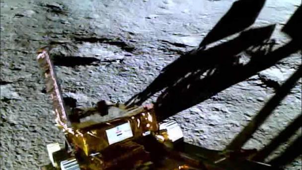 India publica las primeras imágenes de su misión espacial sobre la superficie de la Luna