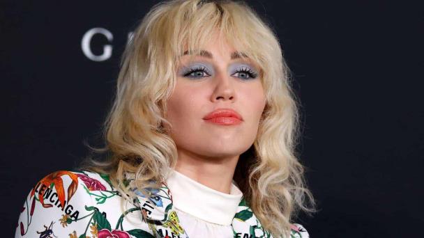 Miley Cyrus reflexiona sobre su pasado en su nuevo sencillo Used To Be Young