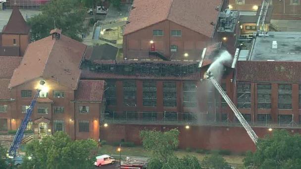 Evacuan a reos por incendio en prisión de Texas