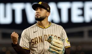 MLB suspende a relevista venezolano Robert Suárez por sustancia adhesiva en el brazo