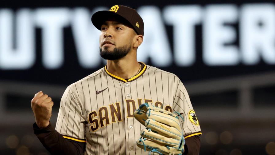 MLB suspende a relevista venezolano Robert Suárez por sustancia adhesiva en el brazo