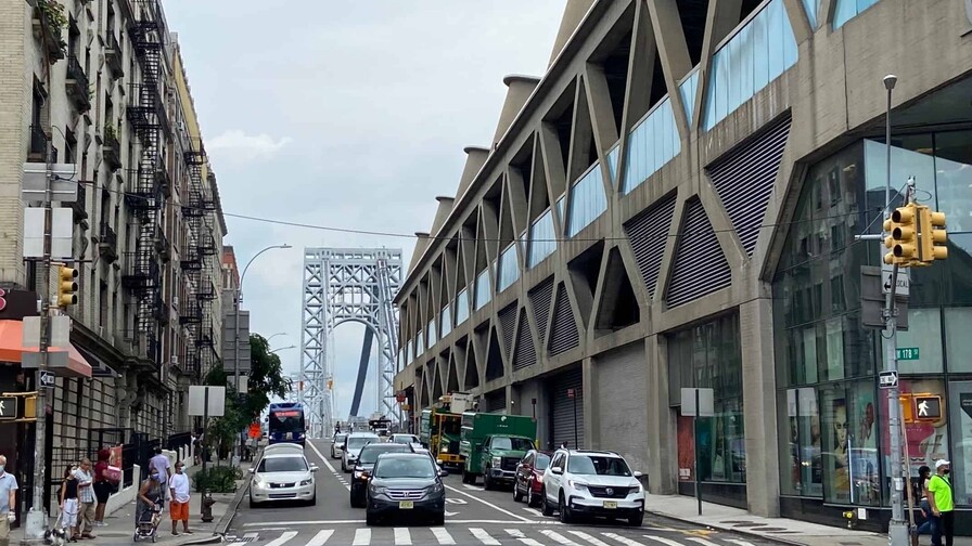 Niño de cinco años abre la puerta a la policía y agentes encuentran a su madre muerta en Washington Heights