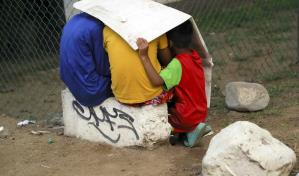 Niños ocultan el dolor de la migración jugando, mientras sus padres piden más solidaridad