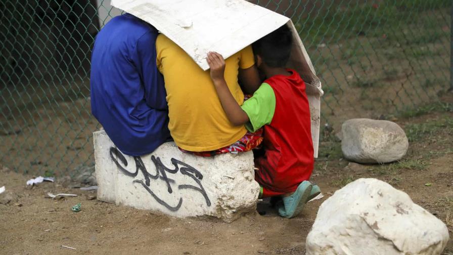 Niños ocultan el dolor de la migración jugando, mientras sus padres piden más solidaridad