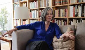 Novelista Mónica Lavín: Escribir es usar un instrumento óptico