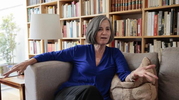 Novelista Mónica Lavín: Escribir es usar un instrumento óptico