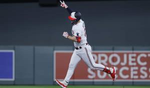 Mellizos atacan temprano y aplastan a Rangers