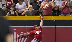 Pham pierde jonrón por interferencia de fanático; Diamondbacks vencen a Rojos