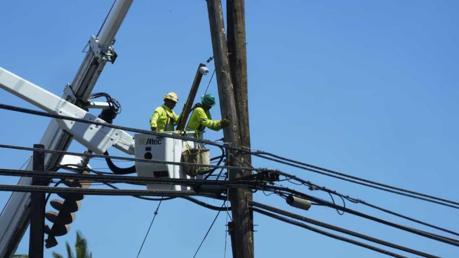 Cables eléctricos desnudos y postes inclinados podrían haber causado incendios de Maui