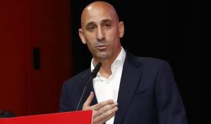 FIFA suspende al presidente de Federación Española por 90 días tras beso a futbolista