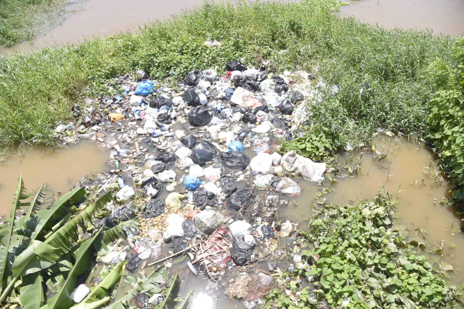 <font style=vertical-align: inherit;><font style=vertical-align: inherit;>Basura en el río contaminando y poniendo en riesgo de salud los comunitarios. </font></font>