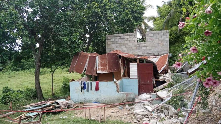 Tormenta Franklin destruye vivienda de bombera en San Cristóbal