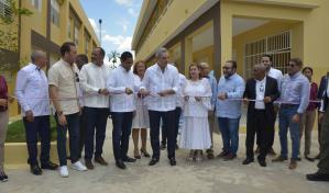 Abinader promete inaugurar en un mes cerca de 50 nuevos centros educativos