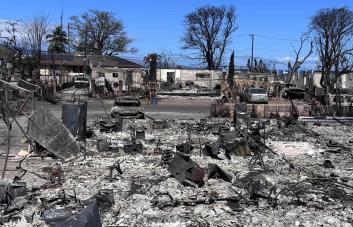 Biden anuncia 95 millones de dólares para fortalecer la red eléctrica de Hawái tras los incendios