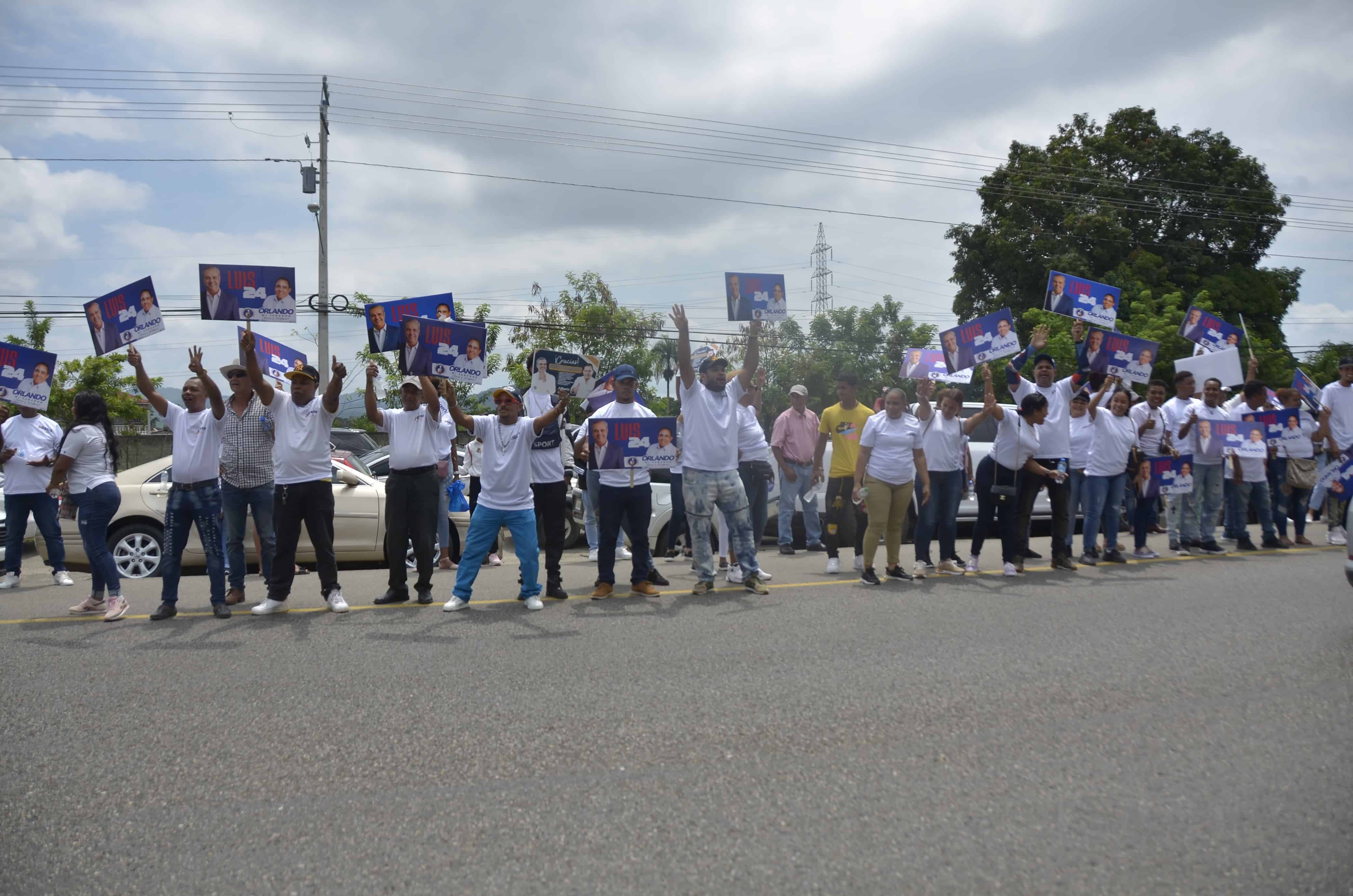 Simpatizantes por el PRM apoyan la reelección de Luis Abinader, en Bonao, previo a la inauguración de un local del Infotep en Sabana del Puerto.