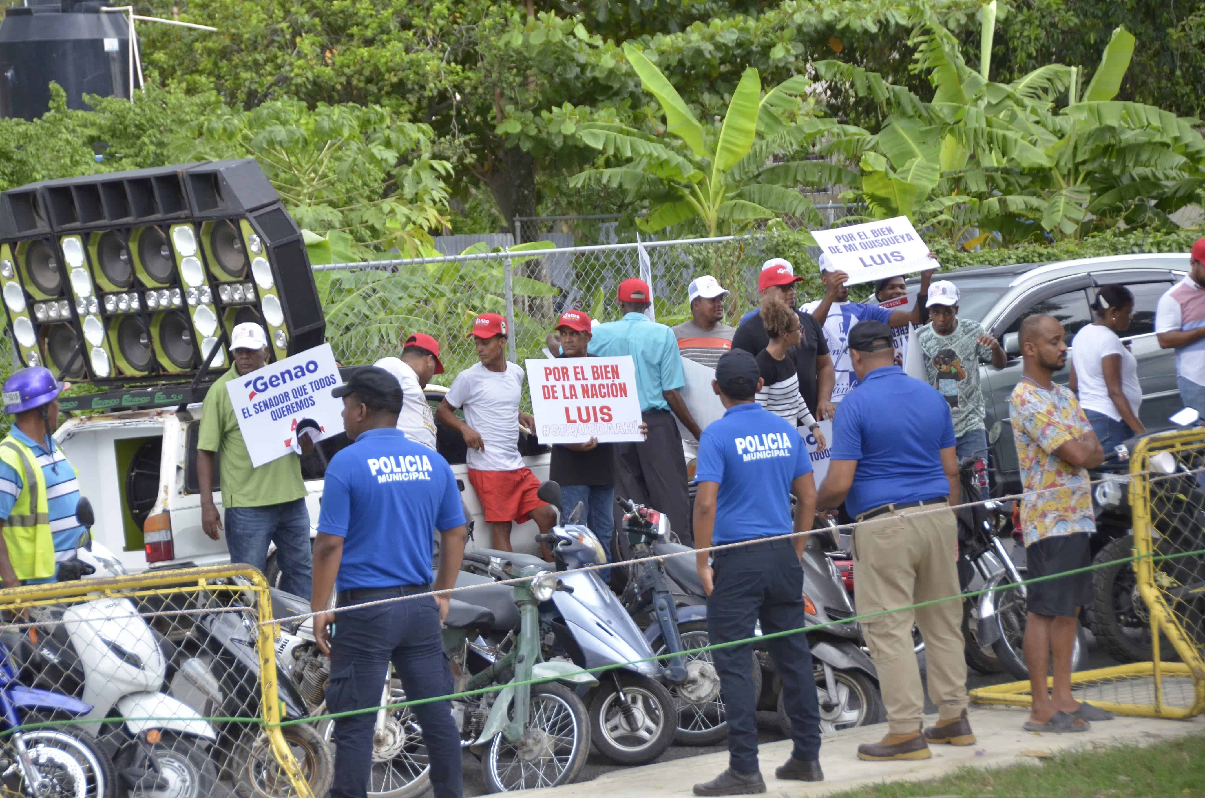 Personal de seguridad vigila a simpatizantes por el PRM en una actividad encabezada por el presidente Luis Abinader.