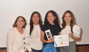 Cronistas sociales reconocen la excelencia estudiantil y estudiantes meritorios